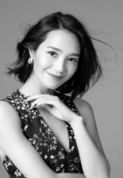 中国内地节目主持人、影视演员朱丹黑白时尚性感写真图片