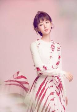 高清中国天津女演员毛晓彤写真图：化身复古甜美公主