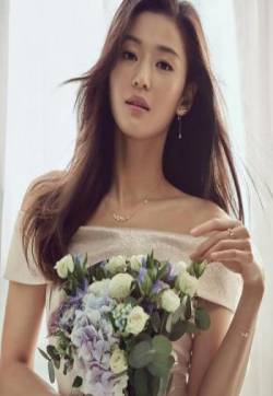 韩国首尔女演员全智贤早春写真图片:魅力女神人比花娇