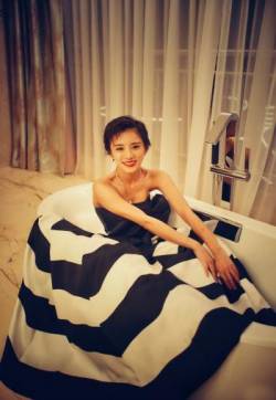 高清湖南省永州美女伊一黑白条纹礼服写真图片