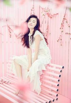 中国湖南内地女艺人赵多娜粉色系唯美梦幻写真