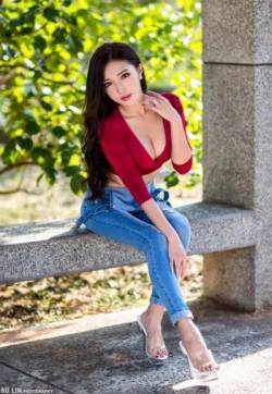 中国台湾人网络美女赵芸性感诱惑写真