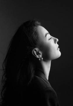 高清中国香港美女张柏芝图片：黑白大片知性优雅