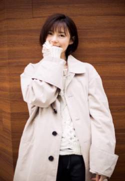 中国内地山东省淄博女演员卢杉最新性感时尚街拍图片