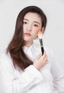 中国大陆湖北90后女演员吴倩白色衬衫简单清爽写真图片