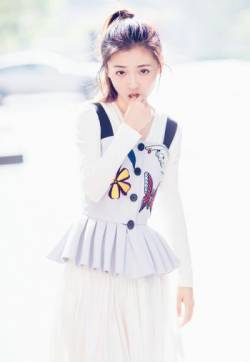 中国大陆湖北90后女演员吴倩白色长裙青春灵动写真图片