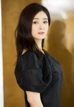 高清内地祖籍湖南益阳女演员蒋欣黑色连衣裙优雅漂亮图片