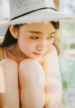 清纯美女清新田园风舒适畅意写真图片