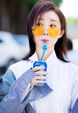 高清吉林美女演员舒畅夏日街头风时尚写真图片