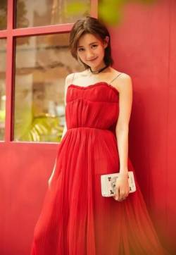 高清中国内地山东济南女演员李一桐春夏时尚写真图片