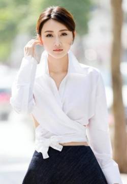 中国内地辽宁省大连女演员林鹏时尚街拍图片：镂空衬衫玩转性感