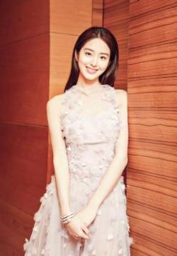 中国内地女演员、歌手、主持人杨采钰微博电影之夜花瓣礼服唯美图片