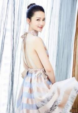 李沁优雅露背装活动图片