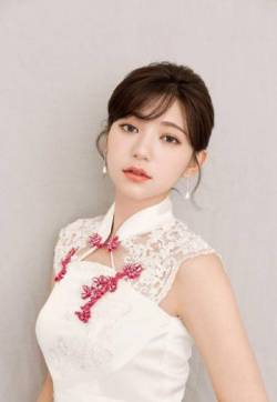 中国台湾流行乐女歌手、影视演员、平面模特郭雪芙玩性感居家写真露香肩锁骨图片第张