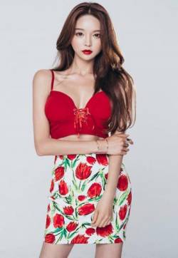 性感亚洲国产小嫩模福利四区清新靓丽美艳美女鲜红连衣裙私房写真图片