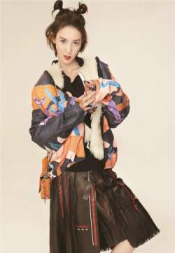 中国大陆山东济南女演员平面模特金晨丸子头时尚俏皮写真图片
