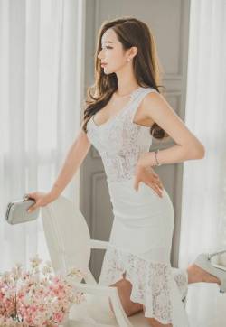 高清中国内地四川女演员唐艺昕碎花裙街拍美图