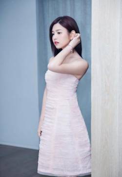 高清台湾台北女演员陈妍希粉裙写真图片：清新优雅