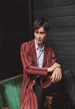 中国内地影视黑龙江密山男演员高伟光最新帅气杂志写真图片