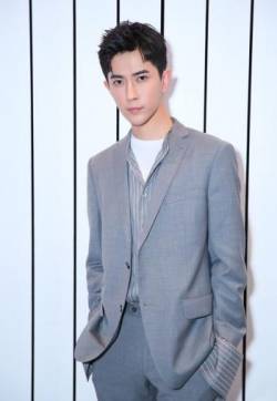 高清新疆乌鲁木齐男明星于朦胧西装白鞋出席某活动现场写真图片