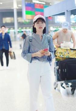 中国台湾流行乐女歌手、影视演员、平面模特郭雪芙机场元气写真