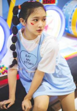 高清中国内地贵州省贵阳女演员可爱呆萌花季少女游乐场清新阳光宁静写真图片
