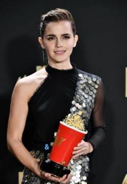法国巴黎女演员艾玛·沃特森获得2017洛杉矶电影电视大奖现场图片