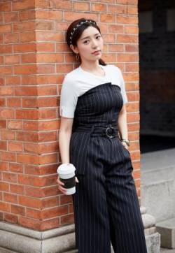 中国台湾流行乐女歌手、影视演员、平面模特郭雪芙深情漫步街头图片
