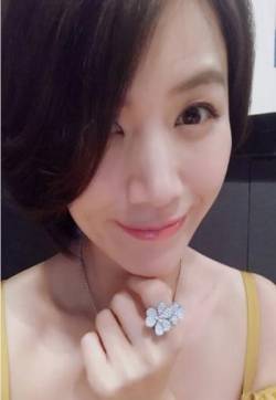中国大陆浙江演员曹曦文小露香肩唯美图片