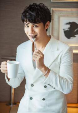 中国内地吉林省吉林市影视演员郑业成清爽白色西装帅气写真高清图片