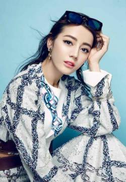 高清新疆乌鲁木齐美女演员迪丽热巴杂志图片