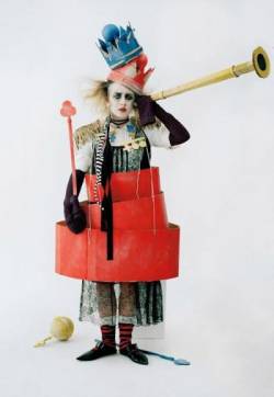 美国纽约女演员西尔莎·罗南魔术师造型搞怪写真图片