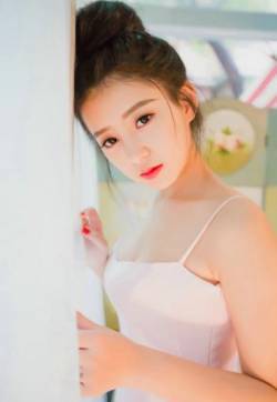 邻家女孩甜美乖巧背心吊带私房美女写真