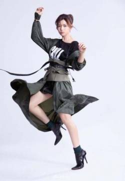 高清台湾台北女演员陈妍希最新杂志封面写真高清图片