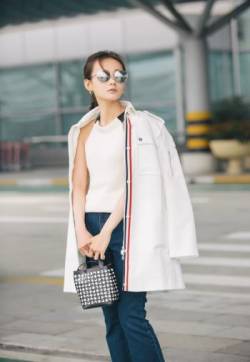 高清中国内地山东济南女演员李一桐自然清新机场街拍图片