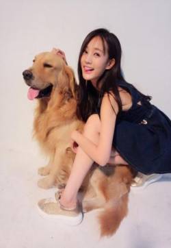 高清中国内地山东济南女演员李一桐与可爱汪星人日常高清图片