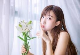 清纯吊带美女手捧百合花唯美艺术美女图片