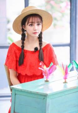 高清湖南省湘西吉首市美女沈梦辰红裙草帽清纯写真图片甜美迷人