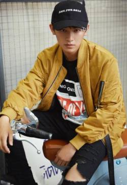 高清江苏省南京市男明星杨旭文休闲时尚潮范十足街拍图片