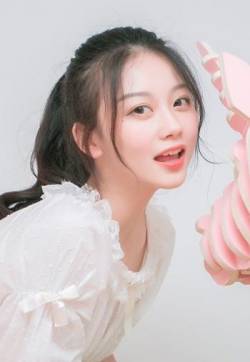 小清新马尾辫女孩治愈系居家写真图片