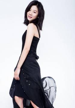 高清江苏省徐州美女王真儿V领黑裙秀锁骨性感写真图片