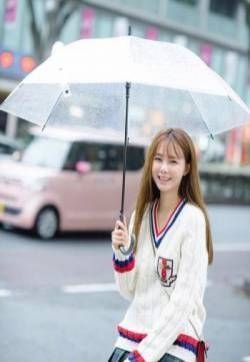 沈梦辰下雨天短裙清纯街拍写真图片