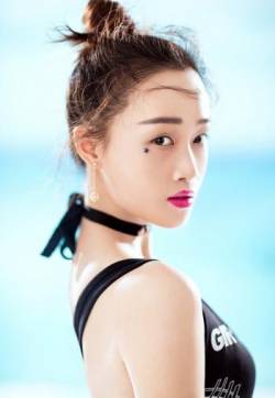中国大陆内地女演员蓝盈莹微光杂志运动风写真图片