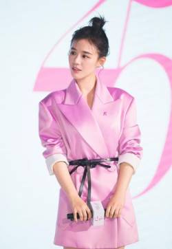 大陆内地安徽省蚌埠女演员马思纯丸子头粉色西装性感高清图片