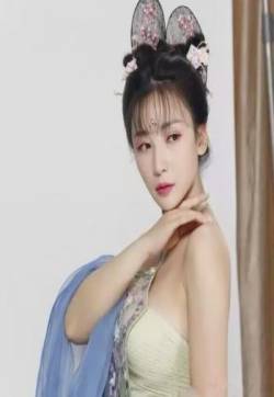 中国内地湖南衡阳女演员柳岩《回明》成绮韵定妆照性感图片