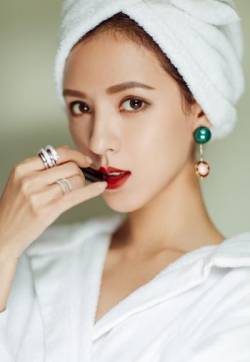 中国内地新晋女演员模特张予曦浴袍写真图片