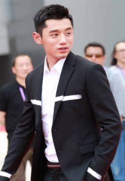 张继科黑色西装帅气活动现场照片