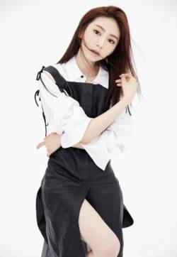 中国内地女演员美女赵艺黑白造型简约清新写真图片