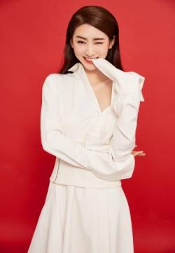 中国内地女演员美女赵艺简约时尚吸睛写真图片