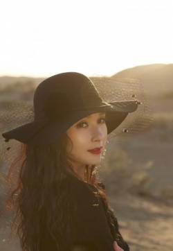 华语影视上海女演员杨恭如深秋沙漠风情写真图片